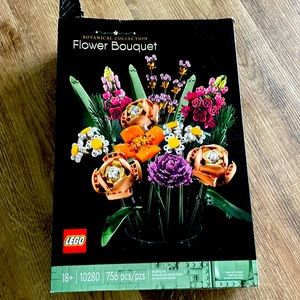 Lego Botanical Collection Flower Bouquet. Used, with manual, damaged box.